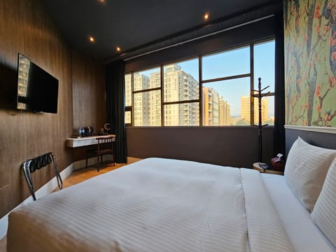 Desk, laptop workspace, blackout drapes, free WiFi