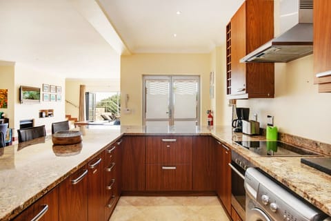 Camps Bay Beach Condo 11