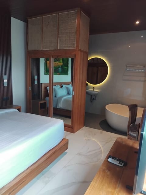 Luxury Room | Desk, laptop workspace, blackout drapes, soundproofing