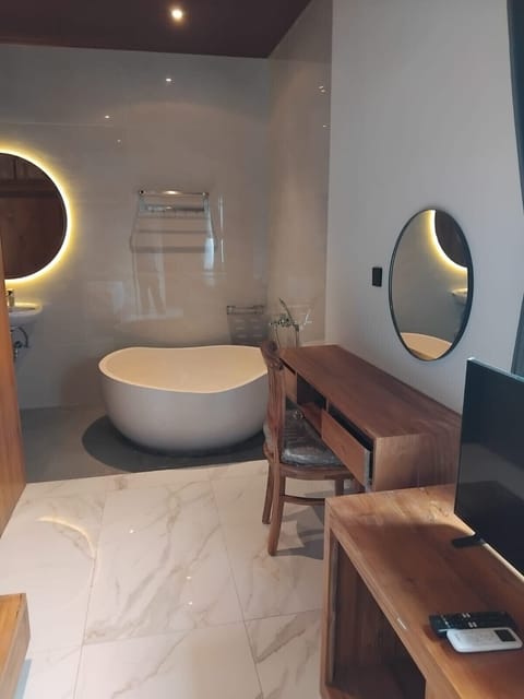 Luxury Room | Bathroom | Rainfall showerhead, free toiletries, hair dryer, bathrobes
