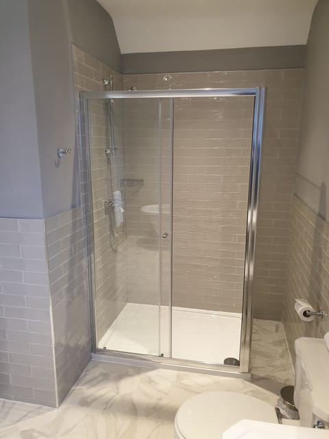 Deluxe Double Room | Bathroom | Free toiletries, hair dryer, towels