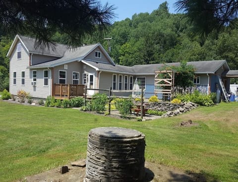 Come stay at our updated farm house. it is named after Grandma Olivia