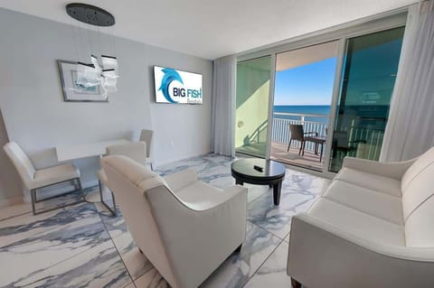 Living Room with Stunning Views☀️
