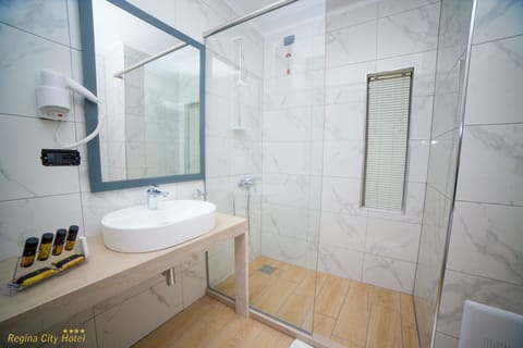 Junior Suite | Bathroom | Free toiletries, hair dryer, slippers, towels
