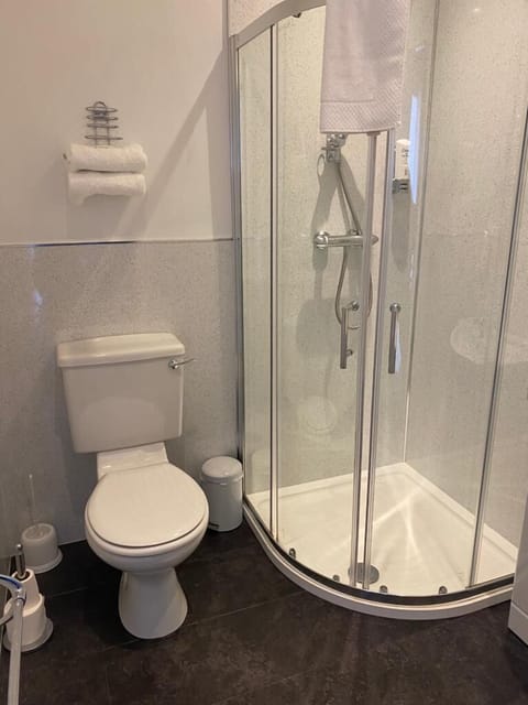 Double Room, Ensuite (Room 1) | Bathroom | Hair dryer, towels, soap, shampoo