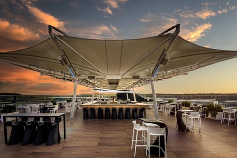 2 bars/lounges