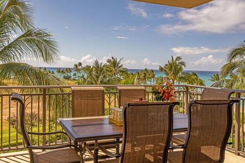 Lanai dining table and ocean view