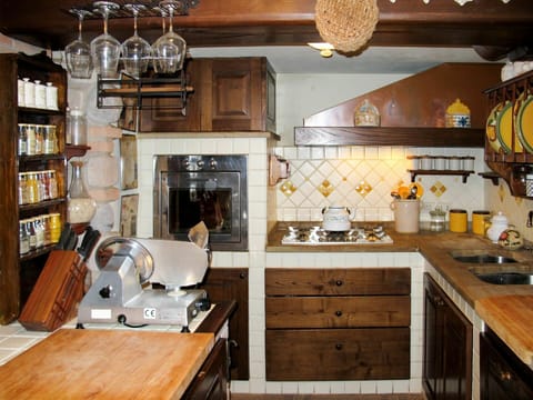 Cabinetry, Table, Furniture, Property, Countertop, Kitchen, Drawer, Shelf, Wood, Interior Design