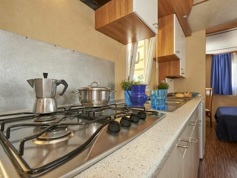 Countertop, Property, Tap, Cabinetry, Tableware, Building, Wood, Kitchen Stove, Interior Design, Kitchen Appliance