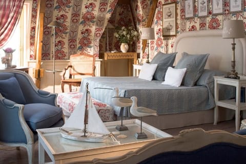 Suite, Sea View | Minibar, in-room safe, individually decorated, individually furnished