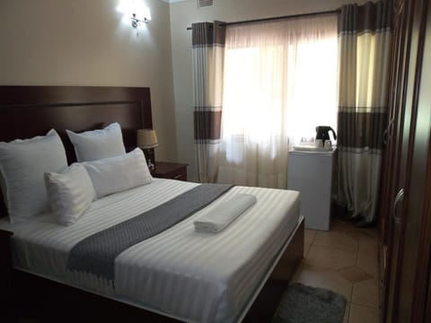 Minibar, desk, laptop workspace, free WiFi