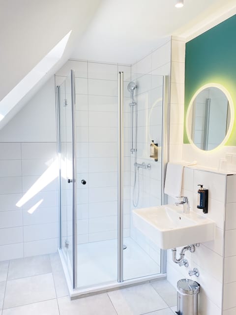 Quadruple Room | Bathroom | Shower, hair dryer, towels, soap