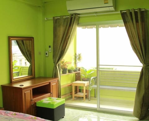 Deluxe Room, Balcony | Hypo-allergenic bedding, bed sheets