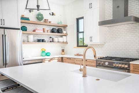 Designer's Kitchen (Fully Equipped)