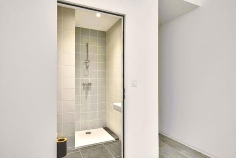 Soundproofing, free WiFi, bed sheets