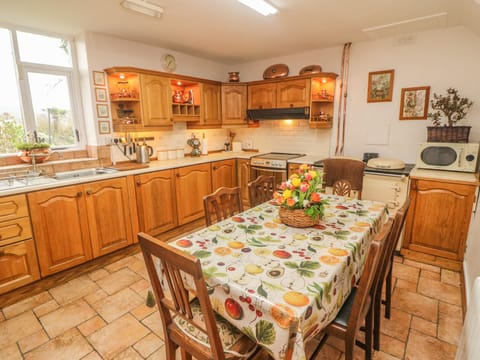 Cottage | Private kitchen | Dishwasher, cookware/dishes/utensils