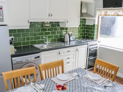 Cottage | Private kitchen | Cookware/dishes/utensils