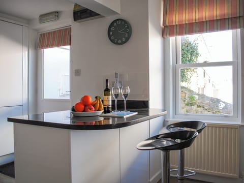 Cottage | Private kitchen | Dishwasher, cookware/dishes/utensils