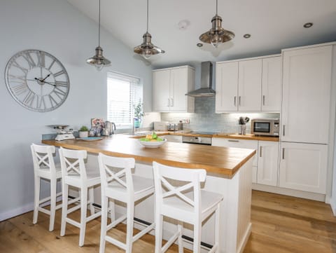 Cottage | Private kitchen | Dishwasher, cookware/dishes/utensils