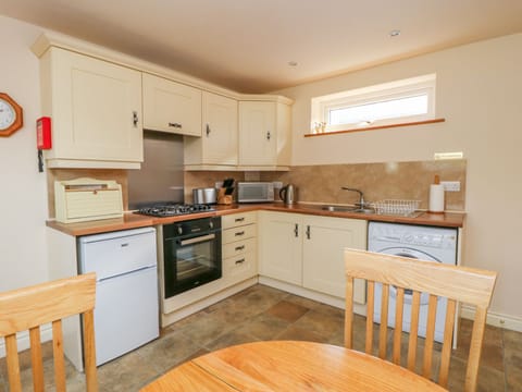 Cottage | Private kitchen | Cookware/dishes/utensils