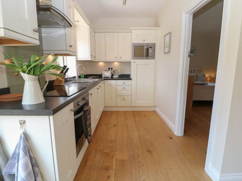 Cottage | Private kitchen | Fridge, microwave, oven, dishwasher