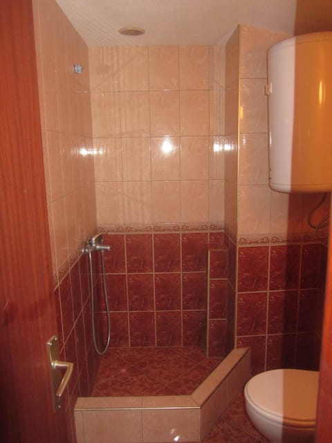 Triple Room | Bathroom shower