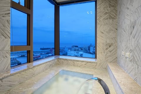 Elite Double Room | Bathroom | Shower, free toiletries, hair dryer, slippers