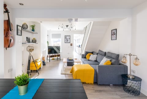 House, 3 Bedrooms (Sleeps 10) | Living area | 48-inch Smart TV with digital channels, Netflix, streaming services
