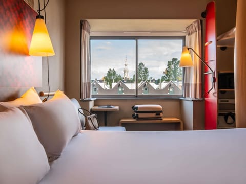 Premium Room, 1 Double Bed, Canal View | Hypo-allergenic bedding, in-room safe, desk, soundproofing