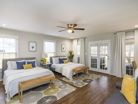 Master with 2 queens