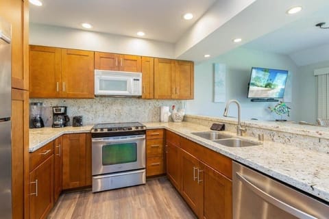 Condo, 1 Bedroom | Private kitchen | Fridge, oven, coffee/tea maker, toaster