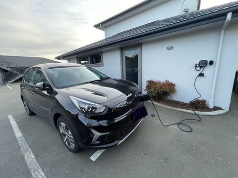 Electric vehicle charging station