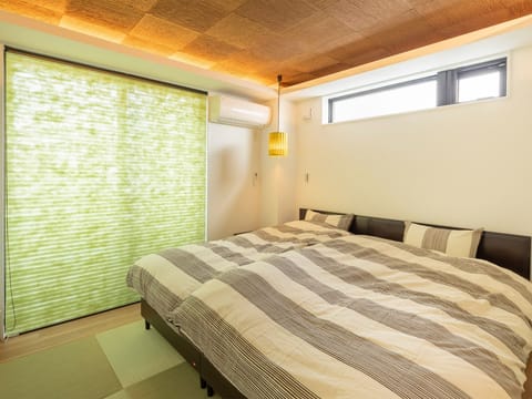 ・ [Superior Twin] A bright room with plenty of sunlight coming in through the windows.