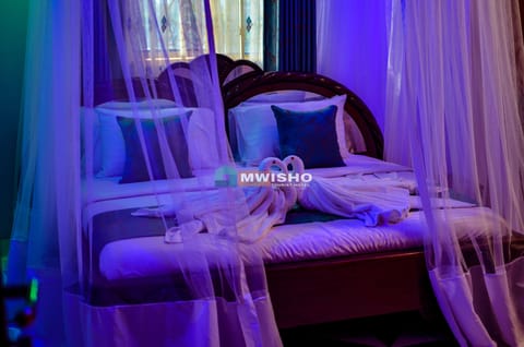 Executive Room | Egyptian cotton sheets, premium bedding, desk, laptop workspace