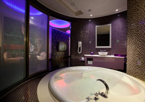 Separate tub and shower, jetted tub, hair dryer, towels