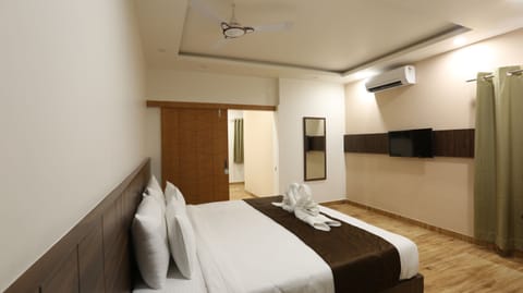 Family Room, 1 Bedroom | Individually decorated, individually furnished, laptop workspace
