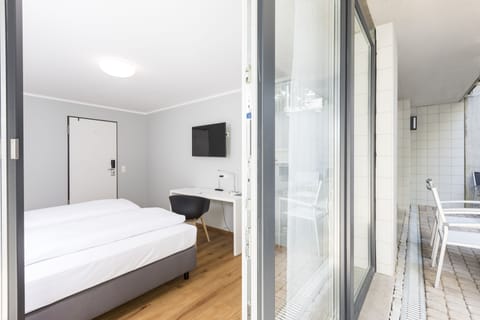 Hostel Twin with shared Bathroom | Hypo-allergenic bedding, desk, soundproofing, free WiFi