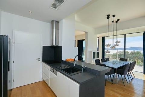 Kitchen, ground floor