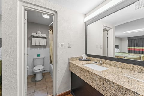 Combined shower/tub, hair dryer, towels