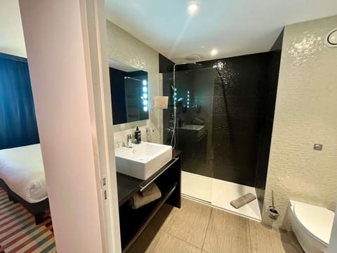 Standard Room, 2 Twin Beds | Premium bedding, desk, laptop workspace, blackout drapes