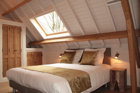 Premium bedding, Select Comfort beds, minibar, desk