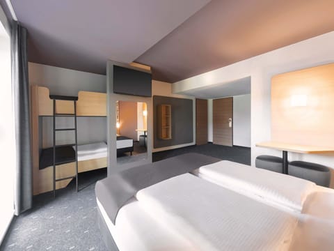 Hypo-allergenic bedding available, desk, soundproofing, WiFi (free)