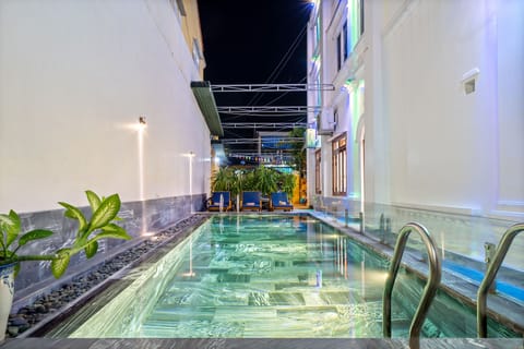 Outdoor pool, sun loungers