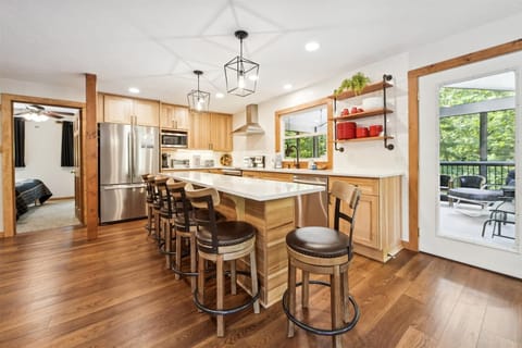 Cabin, Multiple Bedrooms | Private kitchen | Coffee/tea maker, fridge, oven, toaster