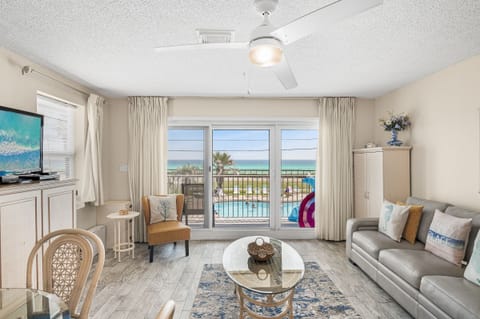 Living Area w/ View of Pool & Gulf