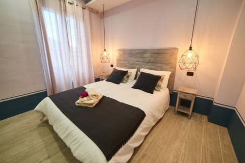 Deluxe Room | Down comforters, desk, laptop workspace, soundproofing