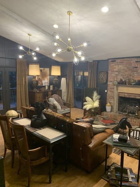 Family room with vaulted ceilings 