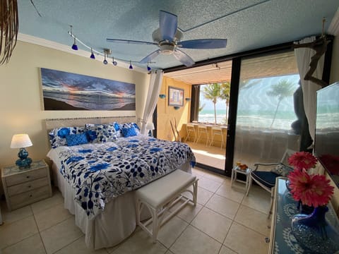 MASTER BEDROOM WITH SLIDING DOORS OPENS TO THE PORCH, KING BED, SITTING AREA, TV