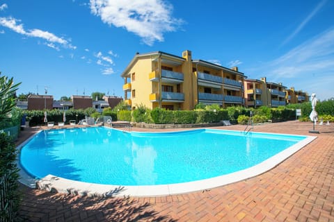 Family Apartment, 1 Bedroom, Balcony (Appartamento Vista Lago: Pool, Garage) | Pool | Seasonal outdoor pool