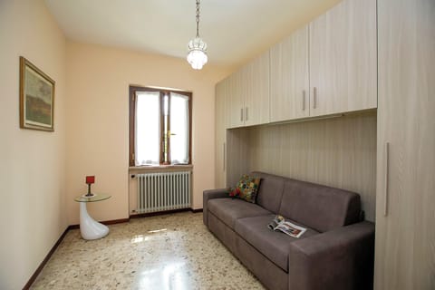 Family Apartment, Multiple Bedrooms, 2 Bathrooms (Villa Alberti Appartamento Bruna) | Living area | 22-inch flat-screen TV with cable channels, TV
